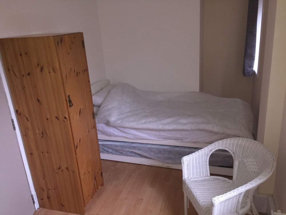 Large 2-bed House Derbyshire off Chatsworth rd view 3