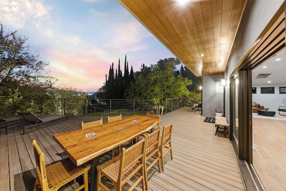Farley Court - Stylish Hillside Residence With Stunning Views