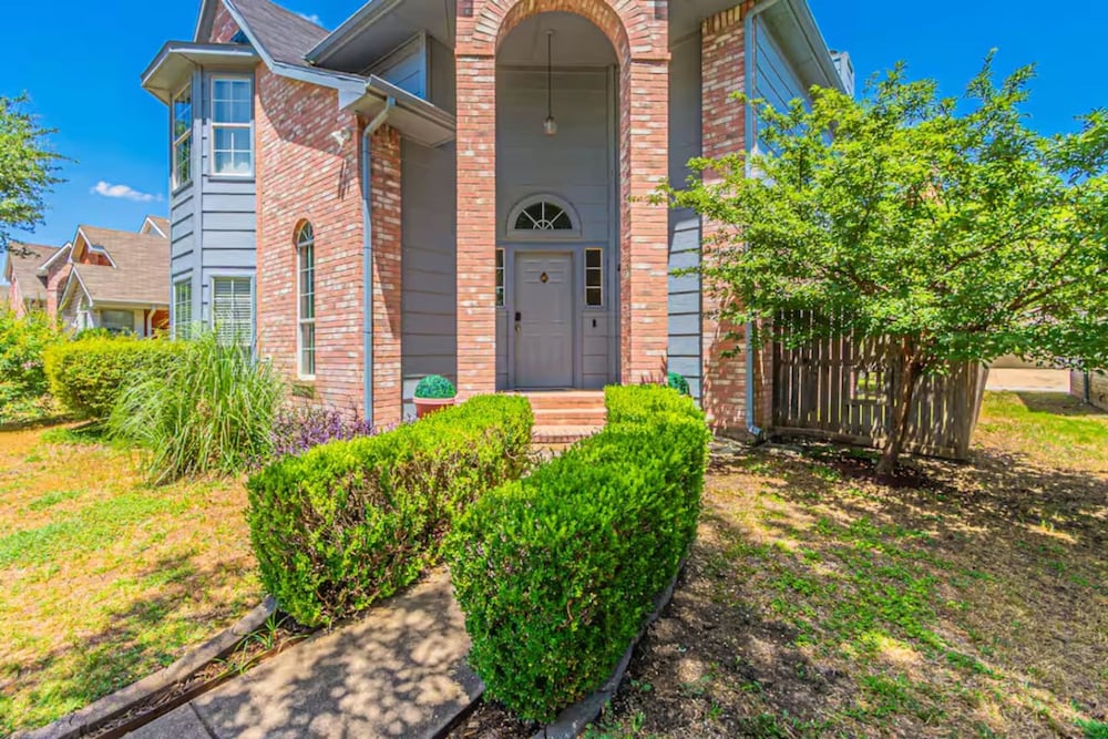 Frisco Castle 3BR Garage Parking Gated Backyard