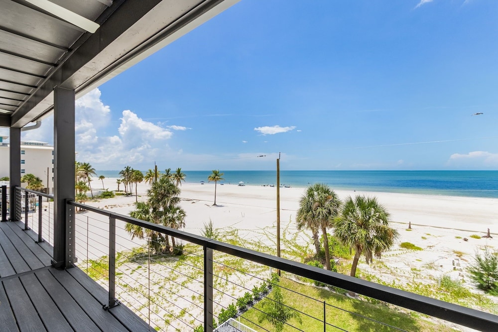 5350 Chasing Sunshine: 5bd/4.5ba Pool Home! 5 Bedroom Home