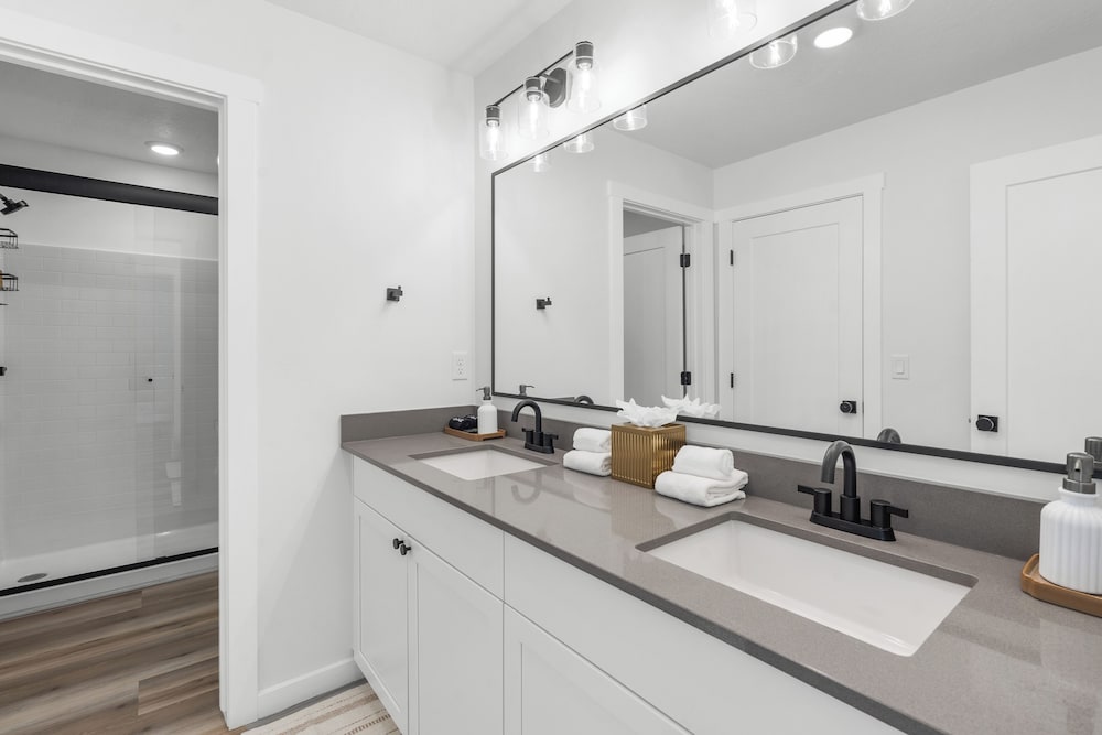 Brand New! Desert Cliff Sleeps 20 Guests!