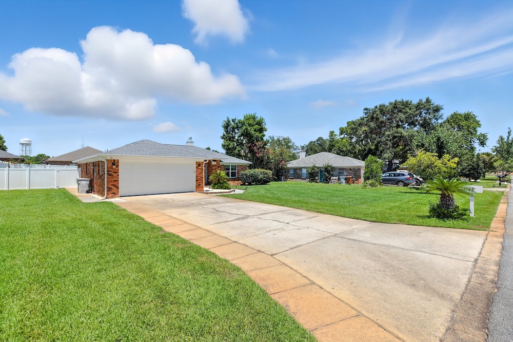 Sunny 3BR w/Hot Tub & Game Room Home