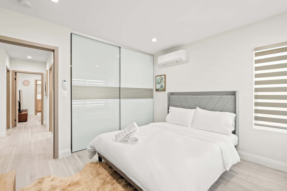 Modern New 3B Home Fully Stocked Cozy Sunlight