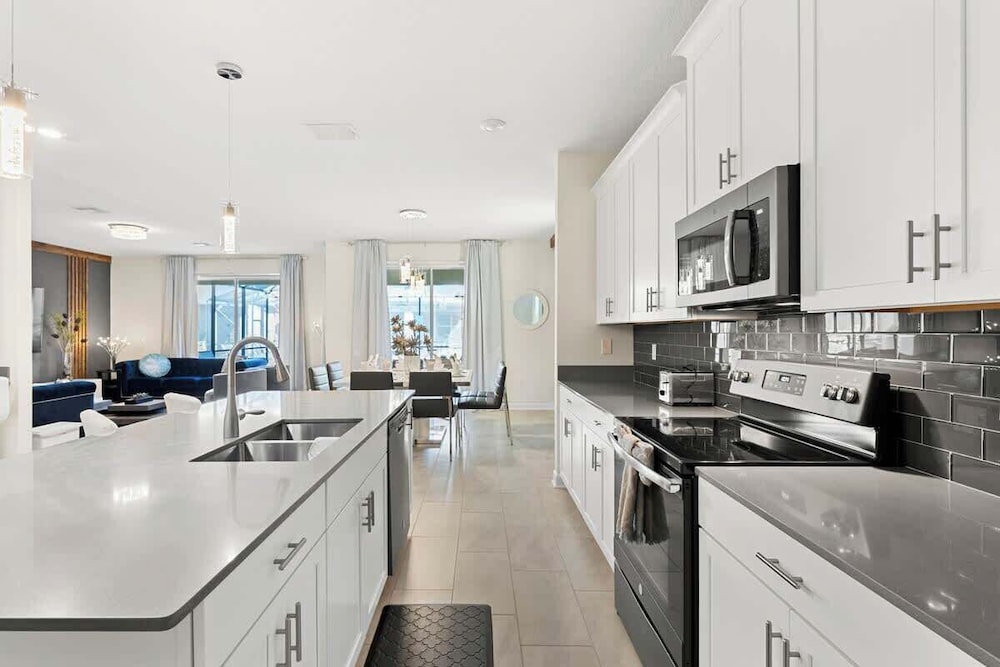 Sophisticated 6BR at Storey Lake