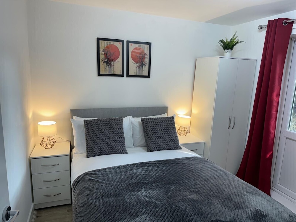 Free Parking/city Centre/long Stay/local Stores