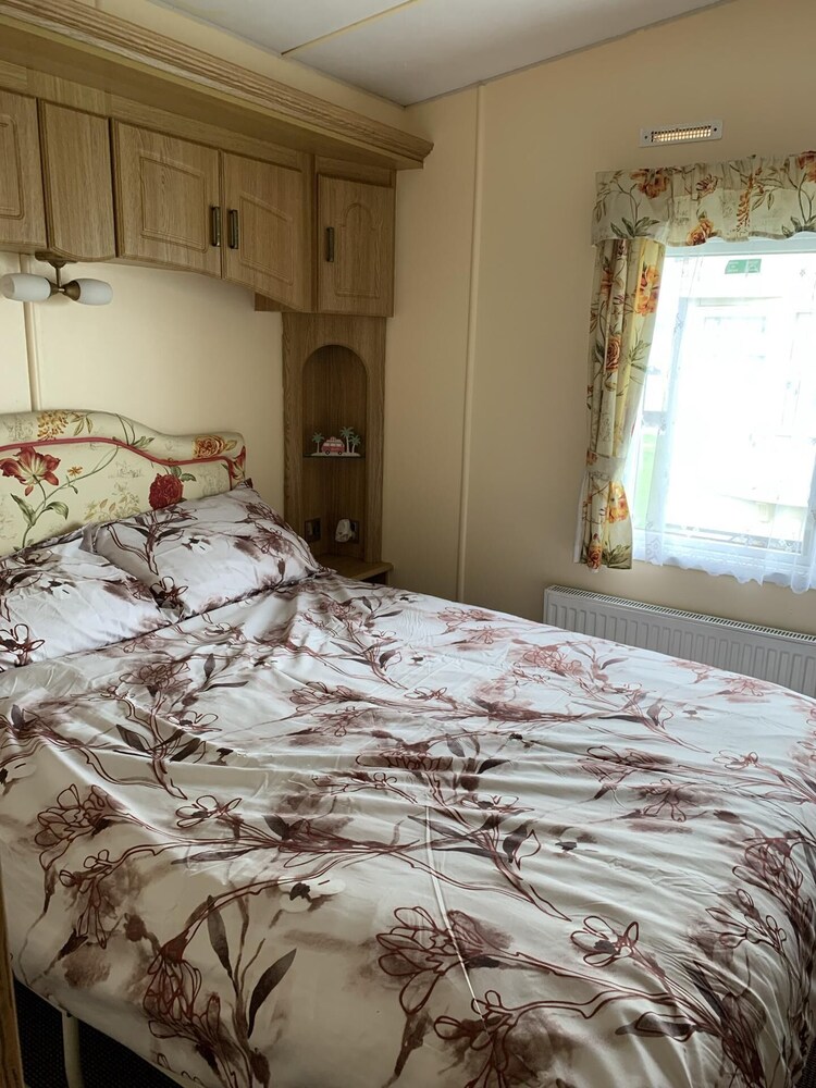 Remarkable 2-bed Caravan in Ingoldmells view 3