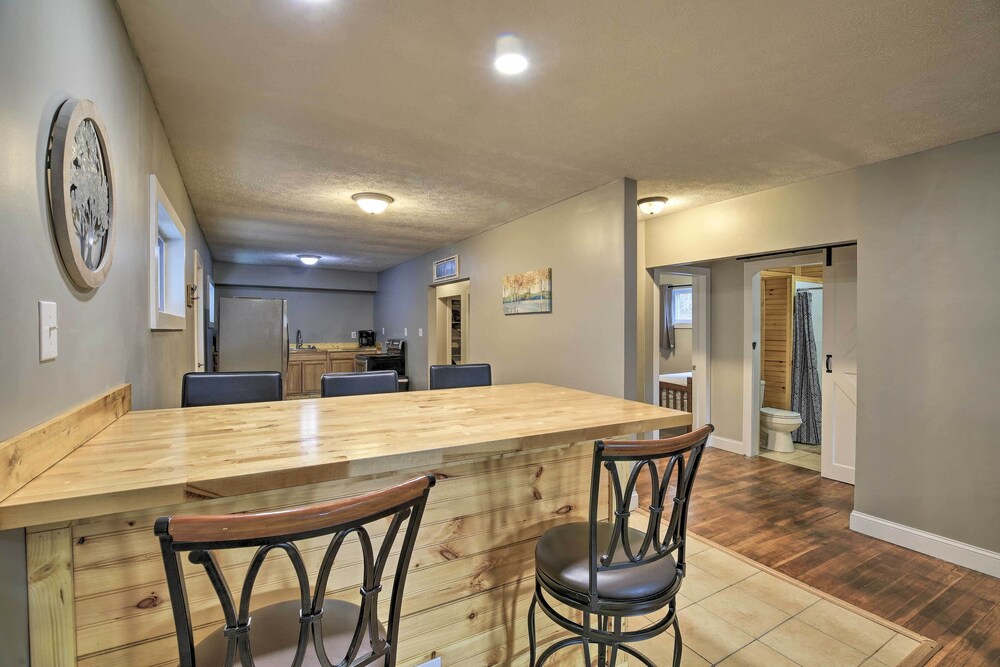 Mullens Cabin w/ Gas Grill & Mountain Views! view 4