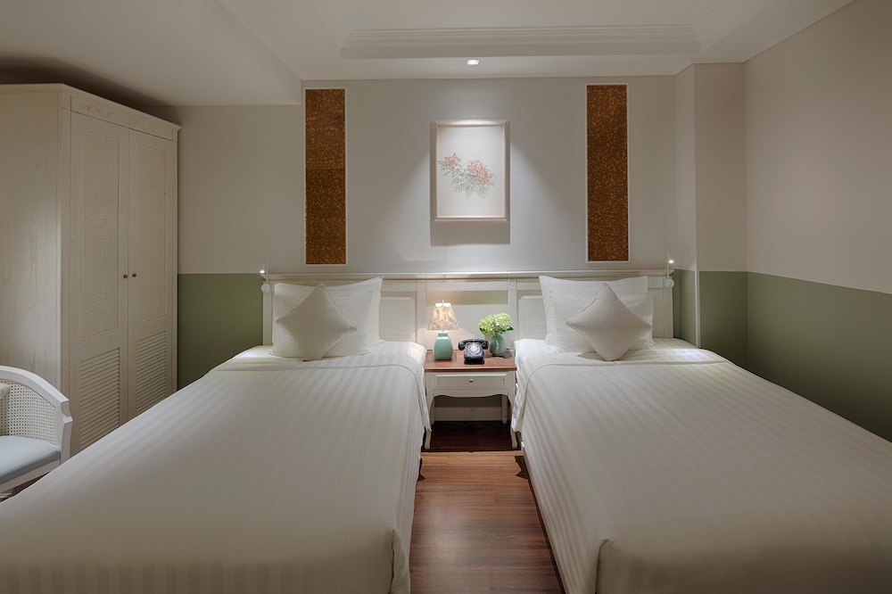 Au Lac Charner Hotel 73