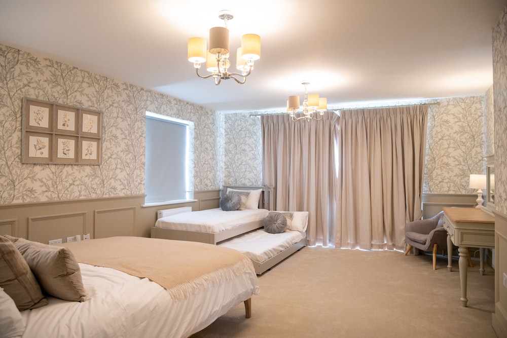 6 Bedroom New Build Detached House in Bicester