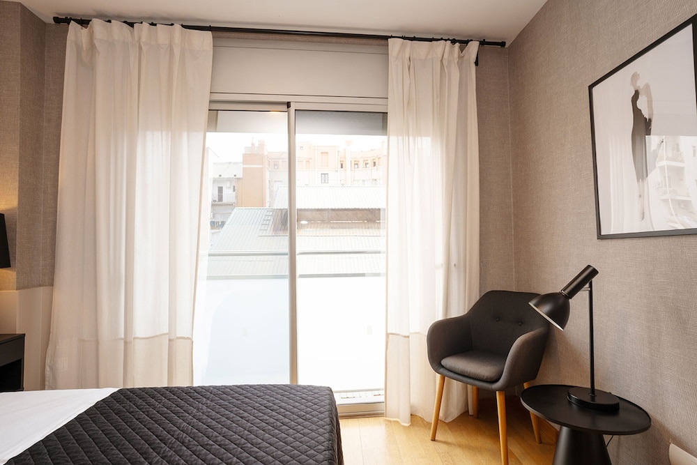 Modern Apartment Near Pl Espa a