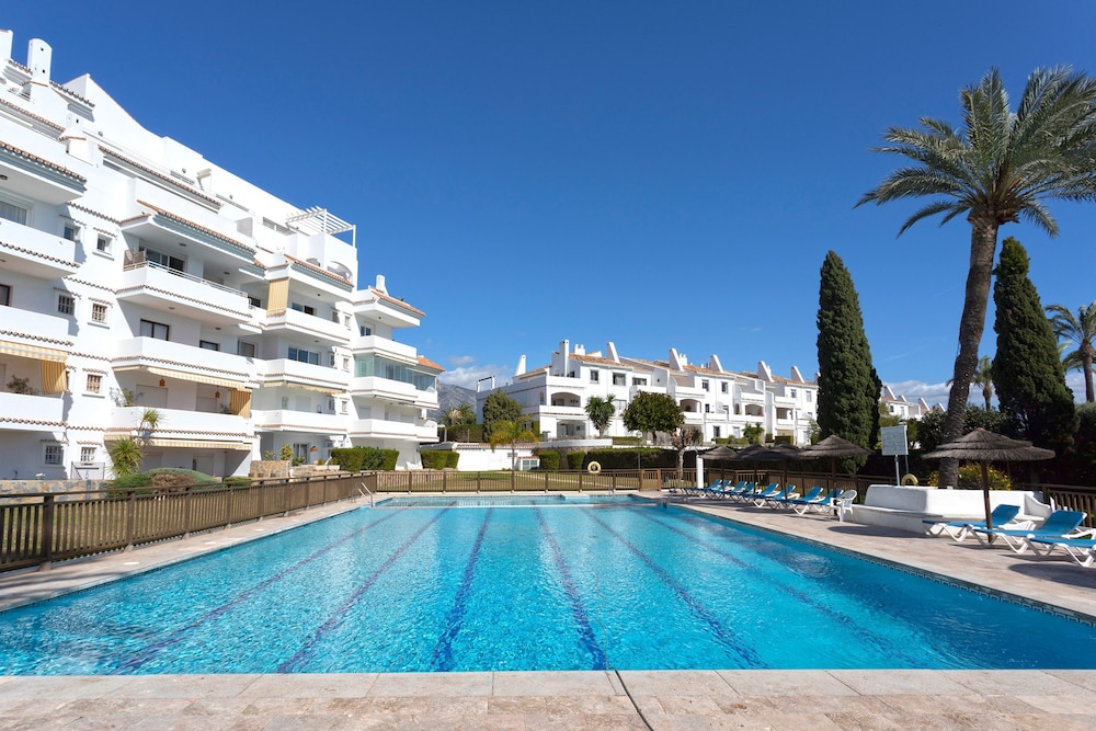 Exclusive 2BD Apartment With Private Terrace in Marbella Royal Gardens
