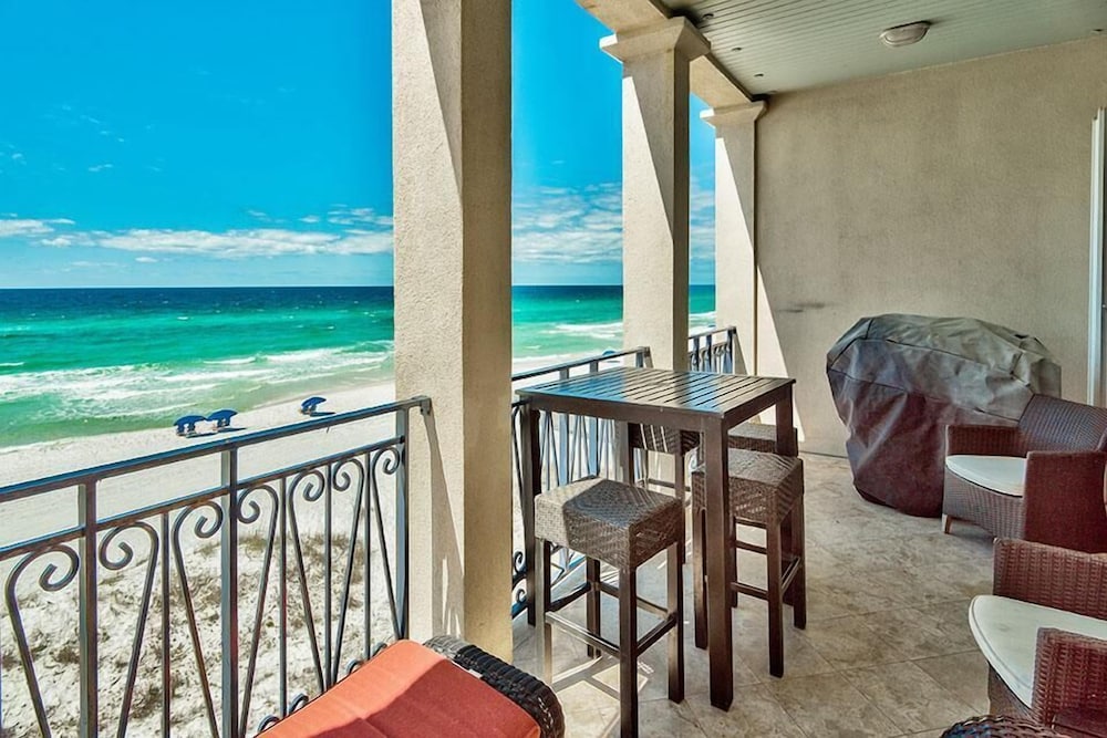 Bella Vizio 5 Bedroom Holiday Home by Five Star Properties