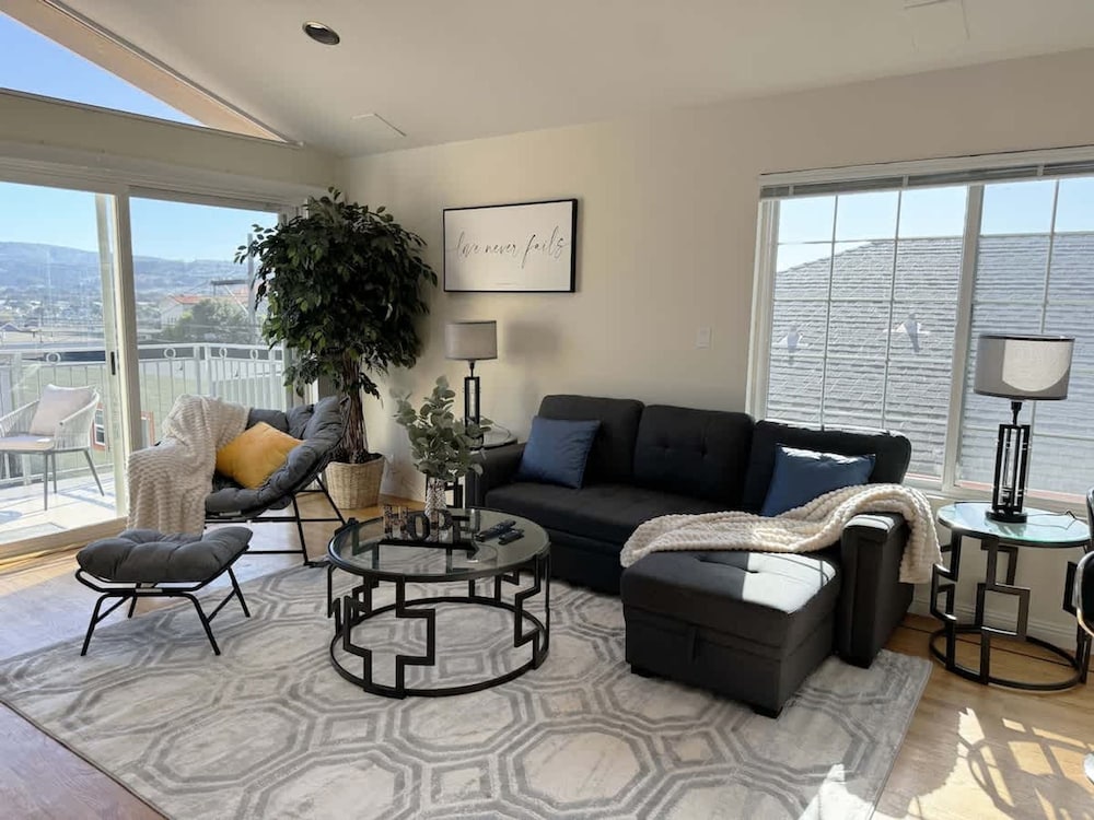 South SF Spacious Entire Unit With 3brs 3bth on 2F