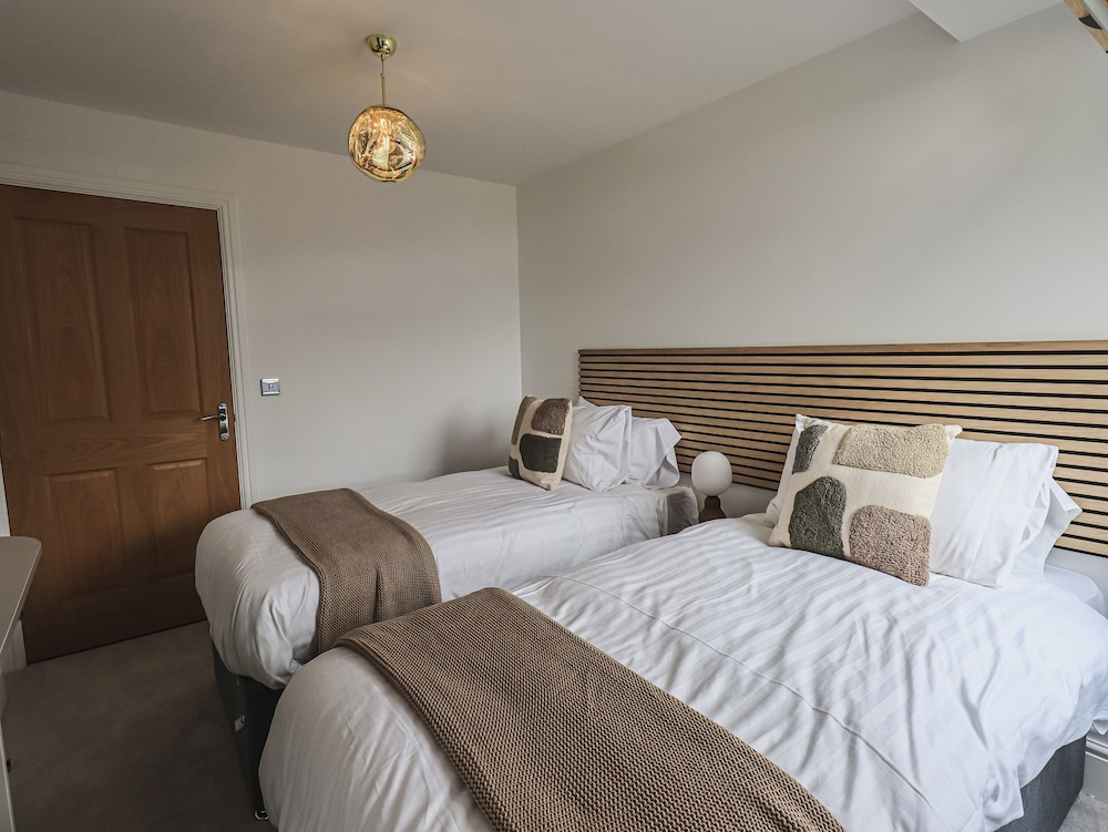 The Lucy Suite Stone Cross Mansion