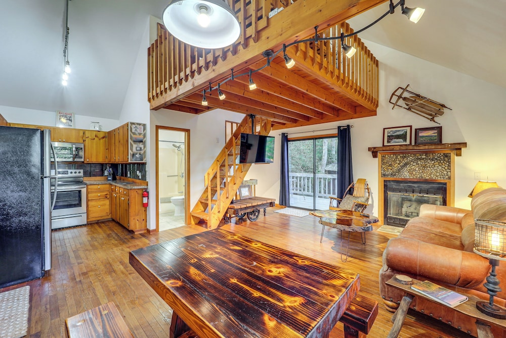 10 Mi to Sugar Mtn: Blue Ridge Family Cabin