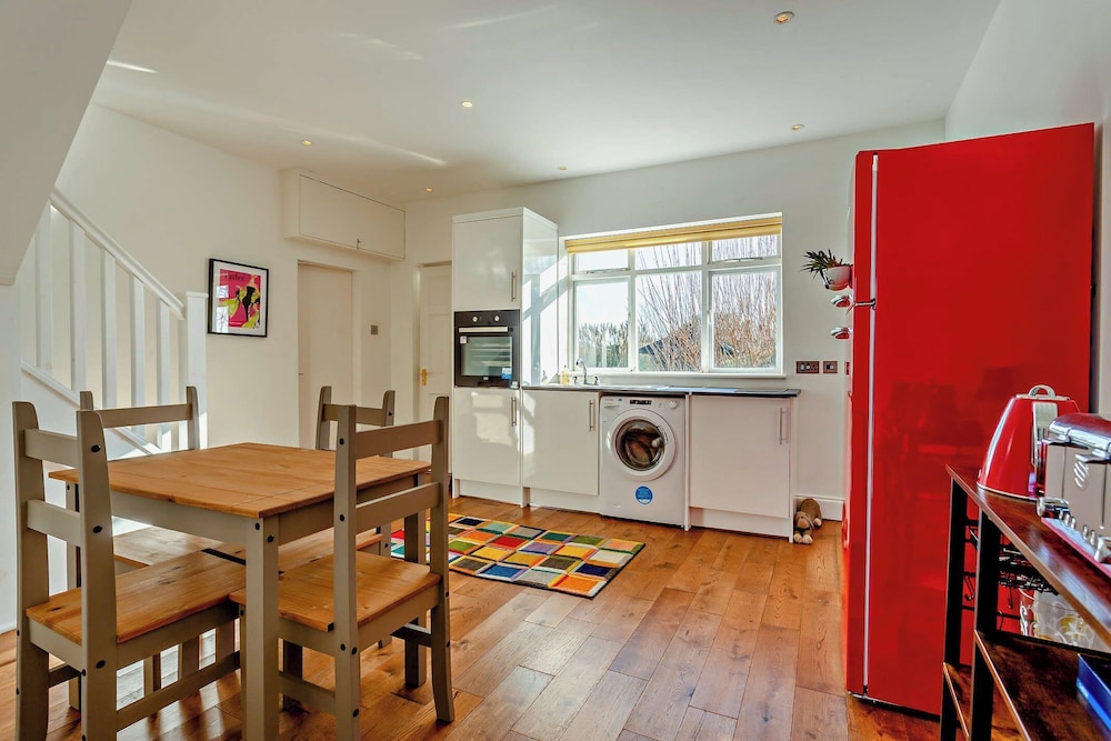 Old School House-2 Bedroom-sleeps 6-large Garden