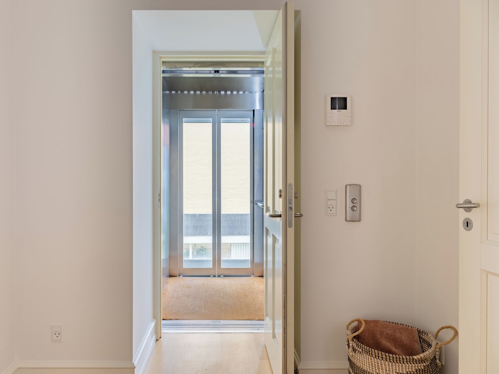 Sanders Shield 2 - 3 Bedroom Apartment With Balcony
