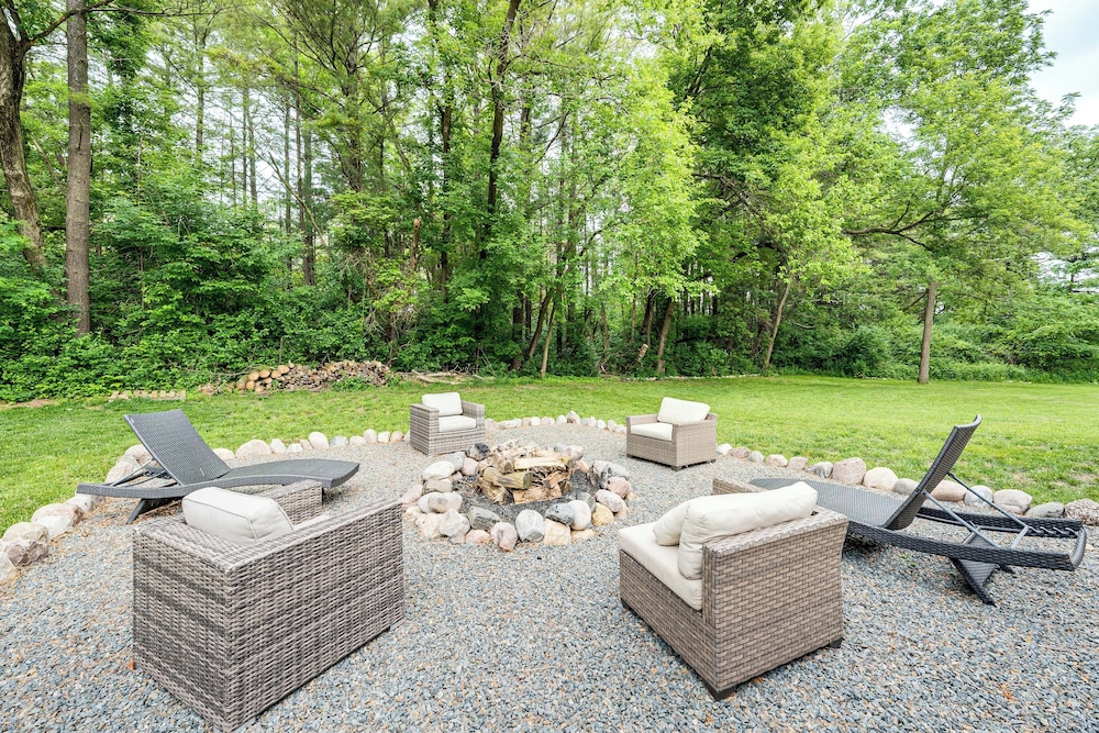 Luxe Barndominium Retreat Near Blue Spring Lake!