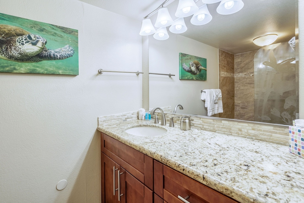 Kamaole Sands 2-406 - Luxurious Renovation - Penthouse Ocean Views - Split AC