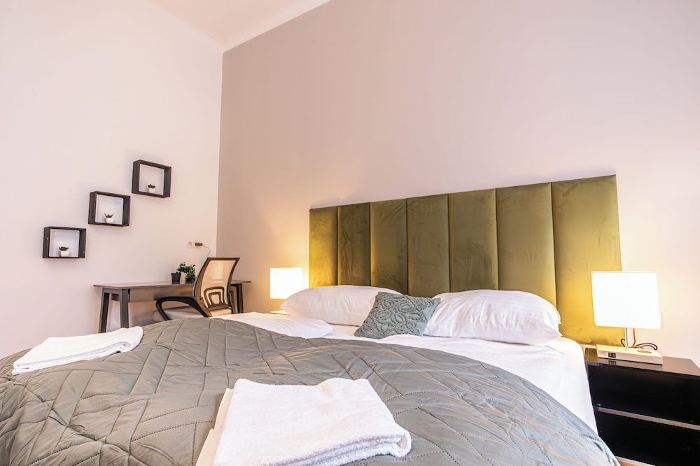 3 Apartments For 16 Near Lugner