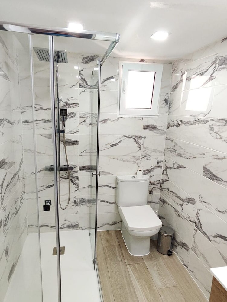 Elegant 4 beds train station upto 6 Pax