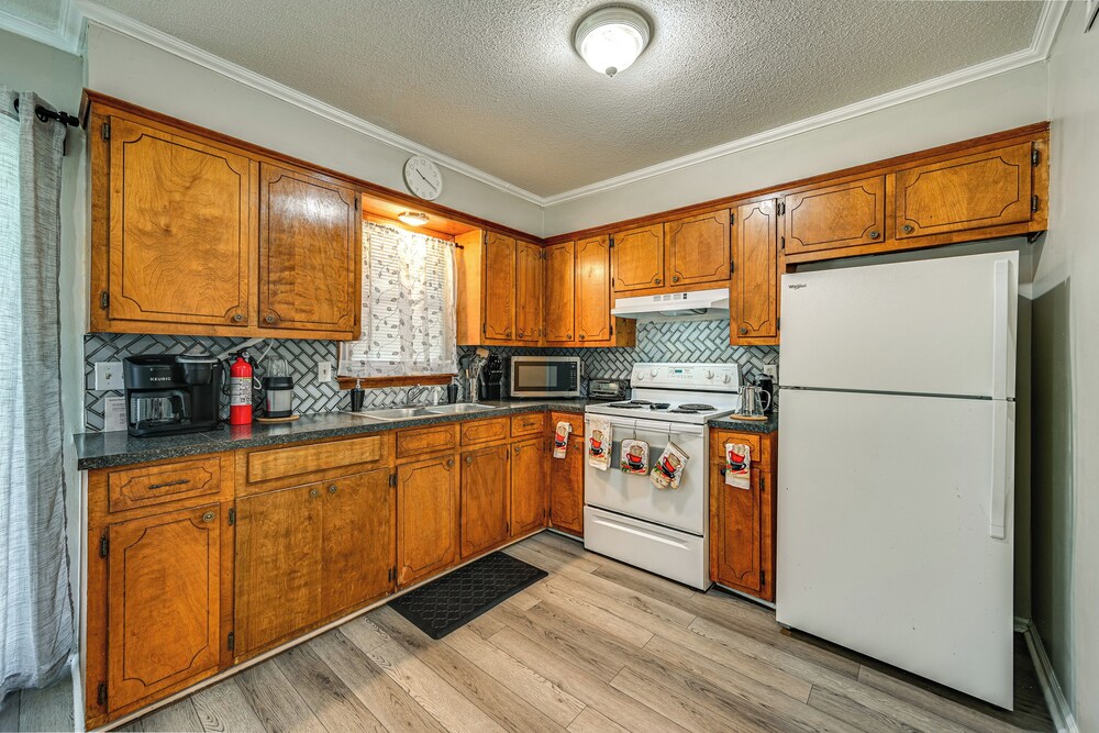 < 2 Mi to ECU & Medical District: Retreat w/ Patio