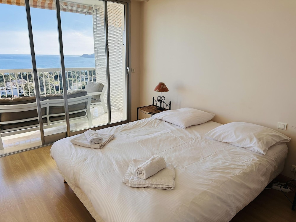 Large Light and Modern 2 Bedroomed Apartment in Cannes With Sea Views Pool and Lovely Terrace - 1503