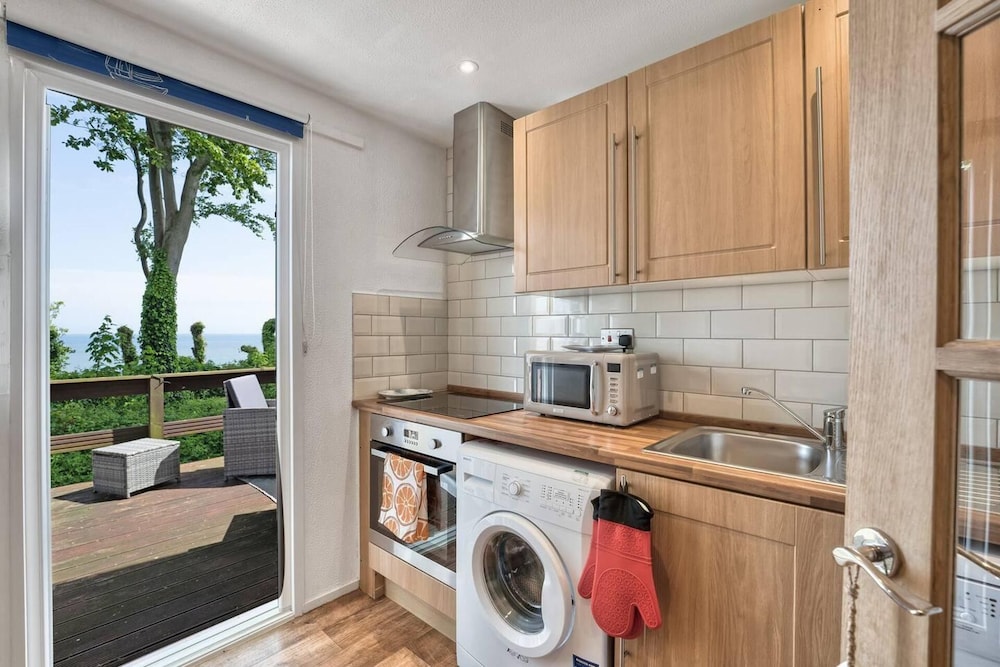 The Lookout, Sunny Beach Retreat, Sleeps 5 Guests view 5