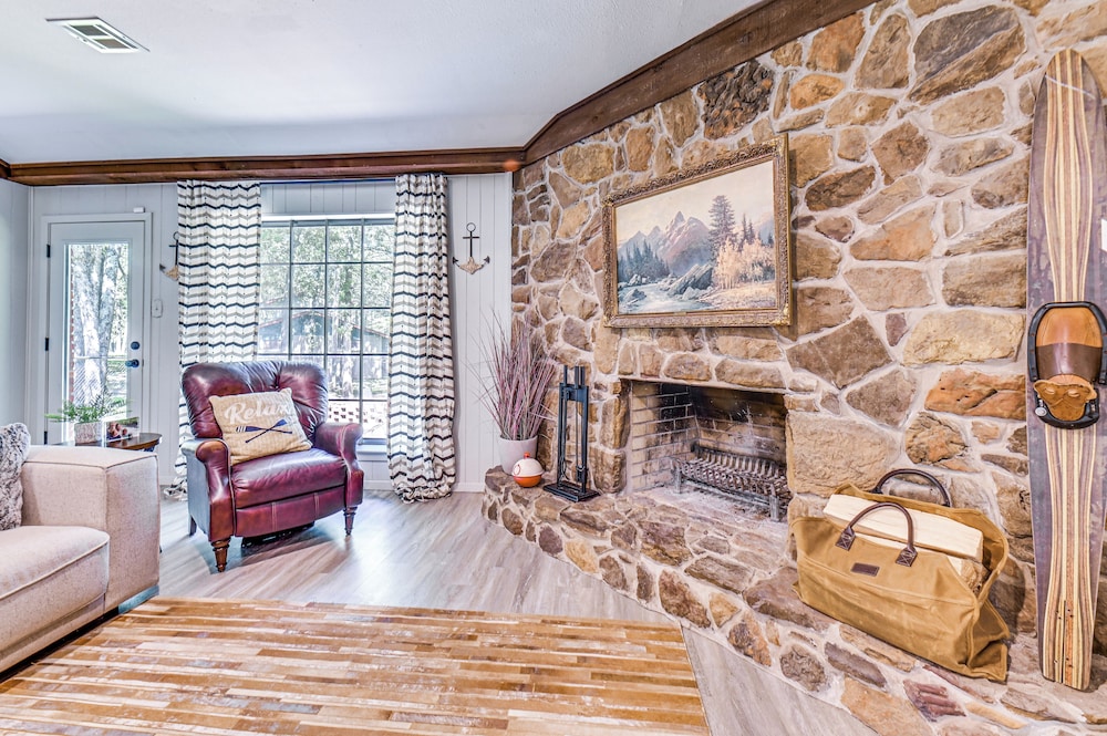Home w/ Lake Texoma View, Game Room & Bar