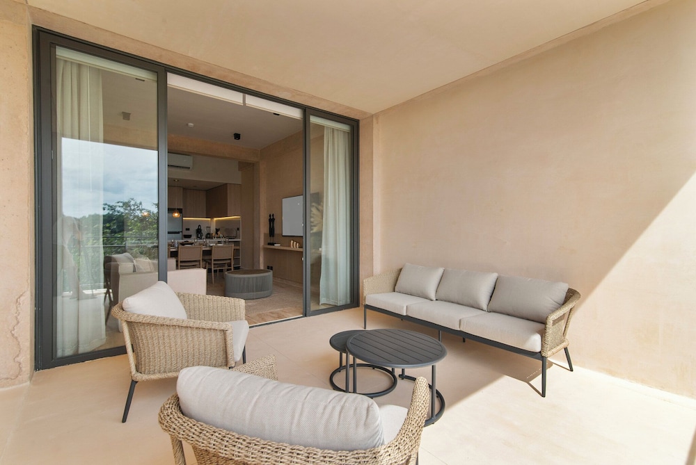Corasol Modern Apt with Terrace