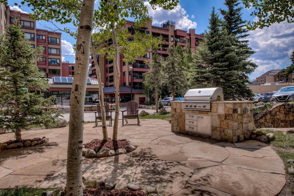 Perfectly Located 1br - Steps To Ski & Apres Fun - Sleeps 4 1 Bedroom Condo by RedAwning