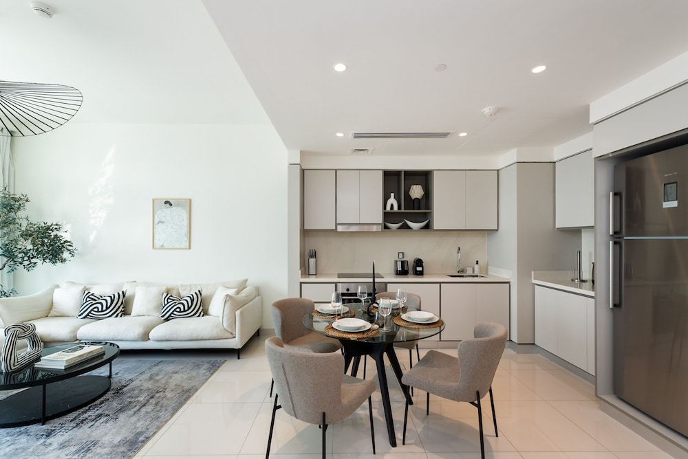 Stylish Emaar Beachfront 2BR w Beach Access