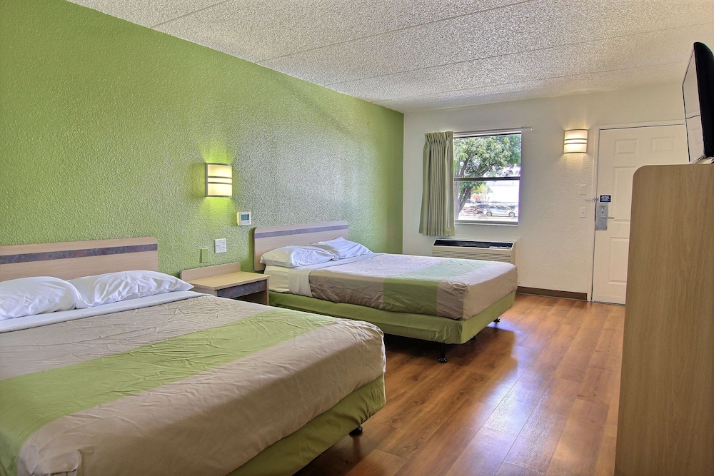 Motel 6 Austin, TX - Central Downtown UT