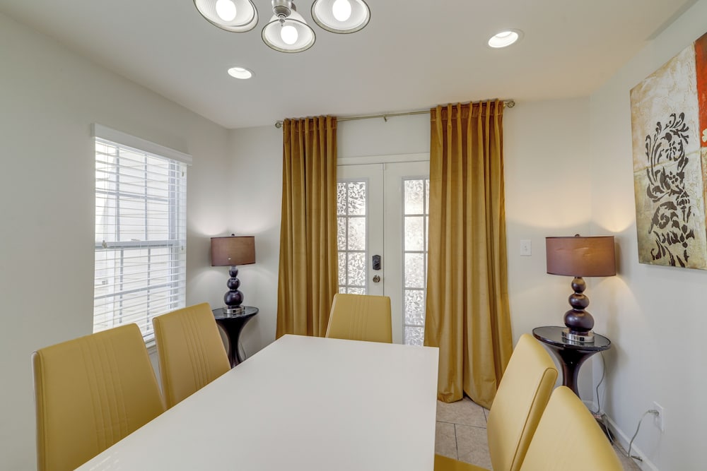 Pool Table & Patio w/ Bar: Spacious Houston Gem!
