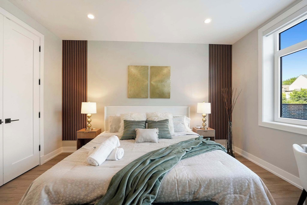 Modern 2br2ba Condo Free Parking and Balcony