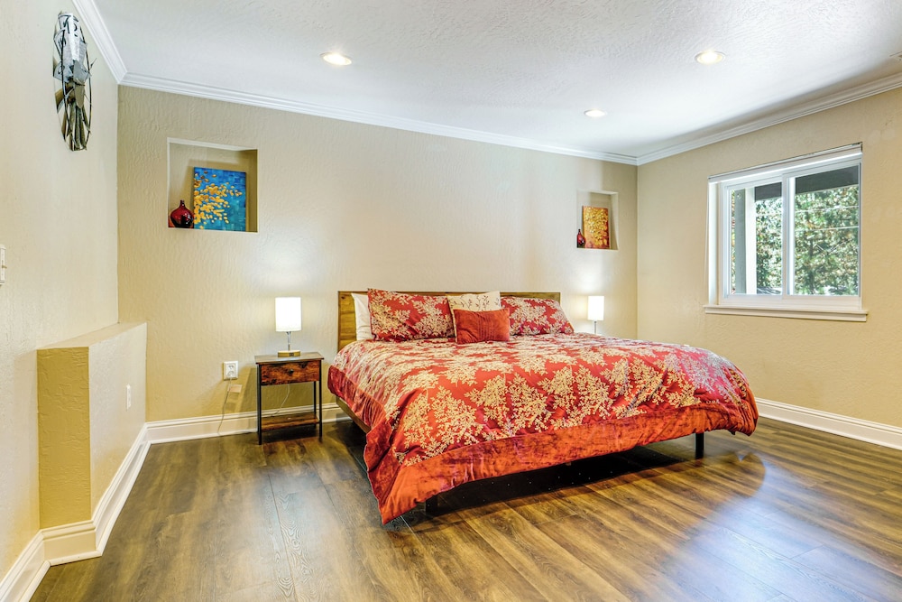 6 Mi to Donner Tahoe Skiing: Cozy Truckee Gem! view 4