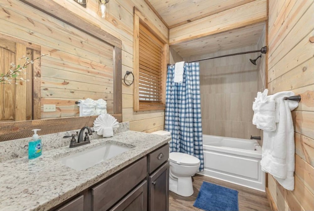 Lux Cabin Smoky Mtn View Dog Friendly Hot Tub
