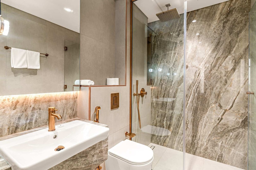 Luxurious Stay in JVC With Rooftop Pool Gym