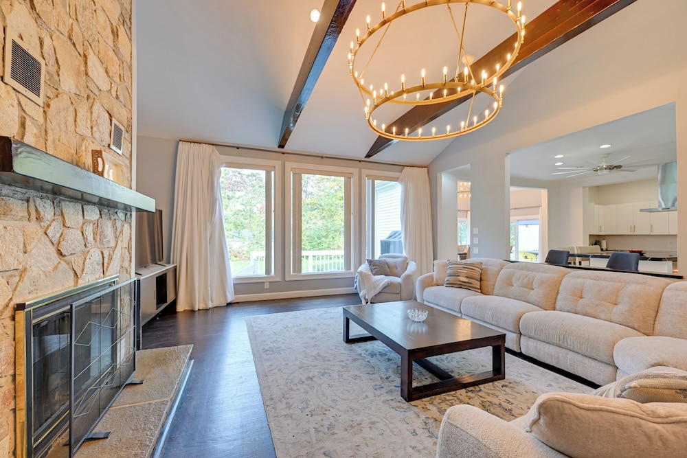High-end Estate in Norwalk: Quiet & Spacious!