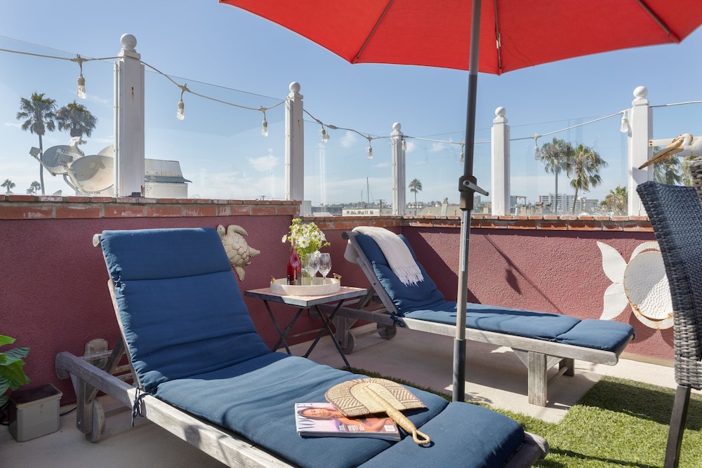 Shoreline Villa by Avantstay Steps to the Beach Bay Pier