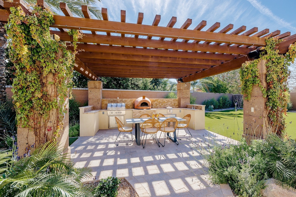 Luxe Poolside Paradise-pool & Spa-vanity Station