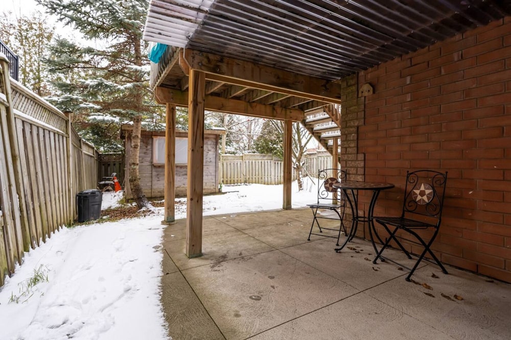 Comfortable Whitby 2 Bedroom Lower Suite