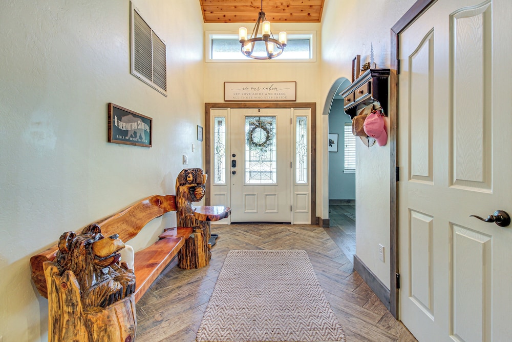 Beautiful Cabin w/ Deck Near Woodland Lake Park! view 2
