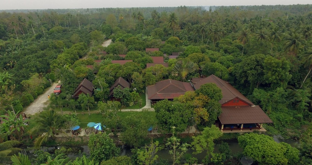 Baansuanlynjee Maeklong Resort