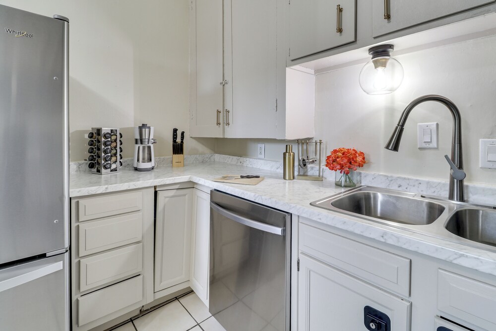 2 Mi to Old Town Abq: East Downtown Triplex Unit