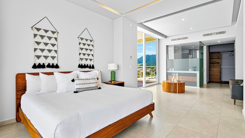 Beachfront 2BR - Pools & Balcony Views