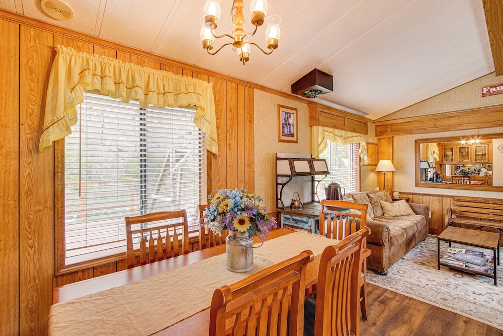 Creekside Cabin w/ Deck & Views in Panguitch!