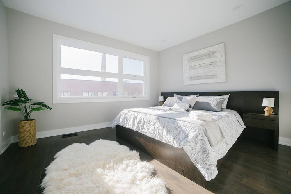 Magnificent NEW Home w 8 Beds Free Parking