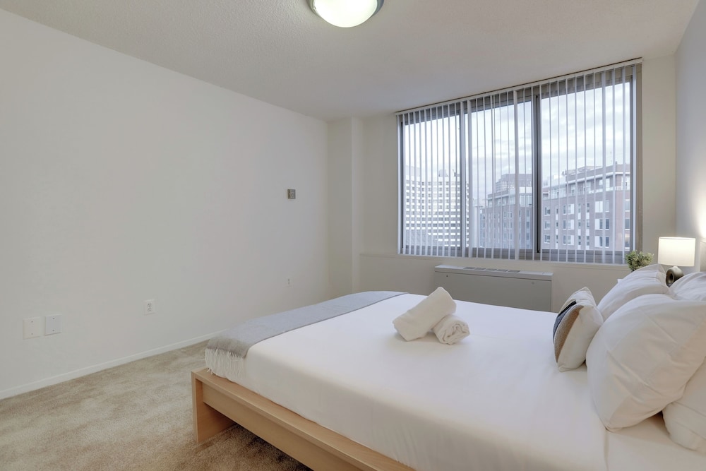 Crystal City Apt Close to Airport