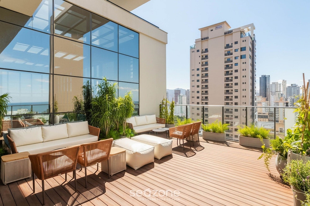Your Exclusive Stay Just Steps From the sea in Meia Praia - FFS II